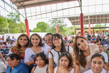 Mara Lezama y Mary Hernández entregan tarjetas del Fondo de Infraestructura Social para Pueblos o Comunidades indígenas y Afromexicanas