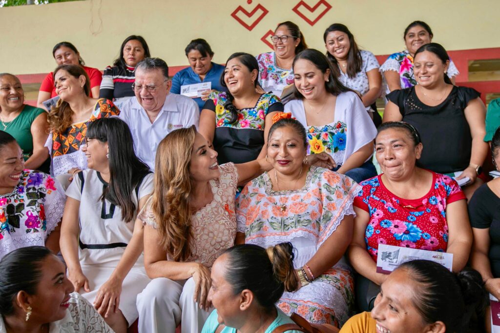 Mara Lezama y Mary Hernández entregan tarjetas del Fondo de Infraestructura Social para Pueblos o Comunidades indígenas y Afromexicanas
