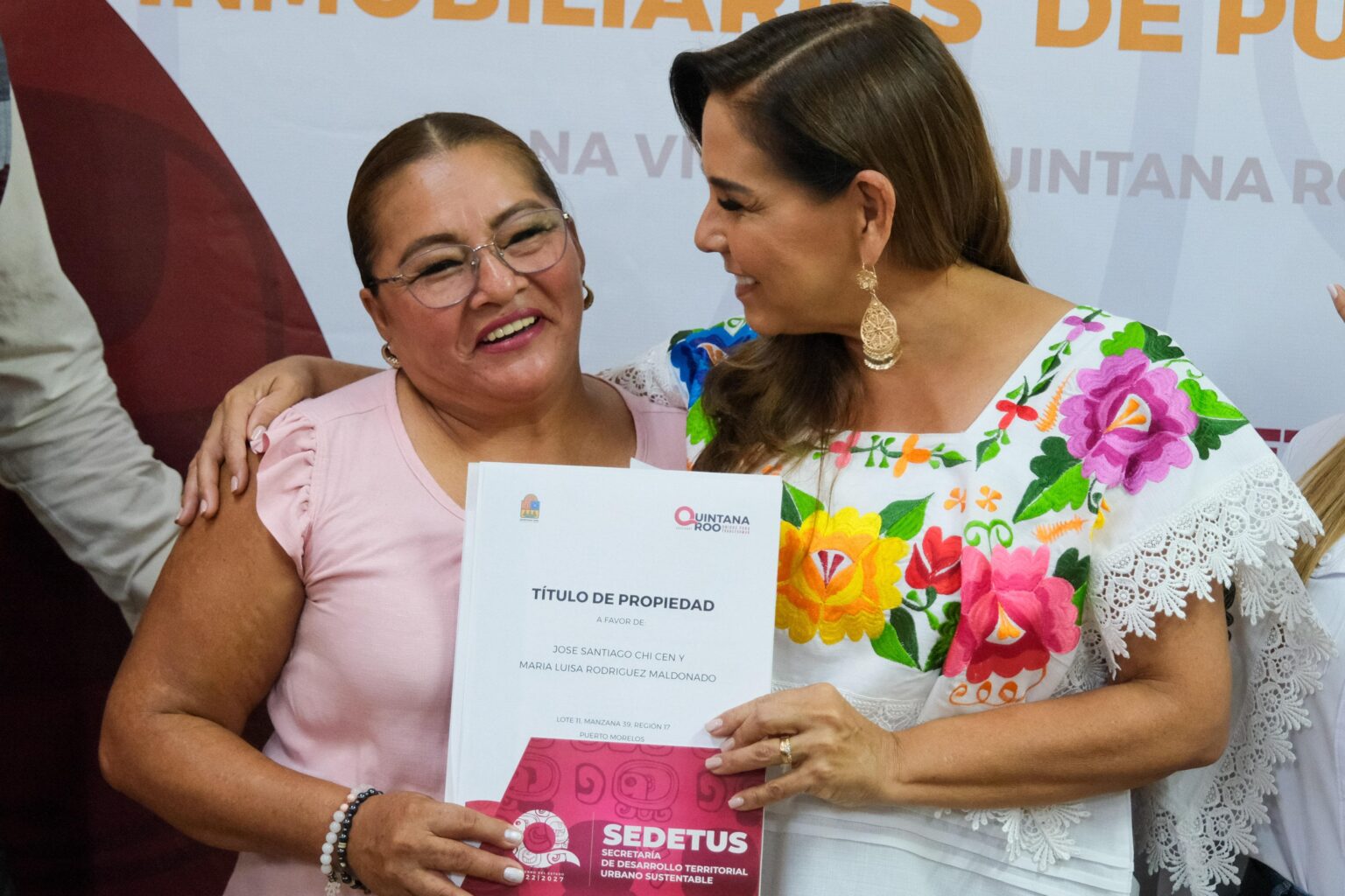 Tras décadas de espera, Mara Lezama entrega títulos de propiedad a familias de Leona Vicario