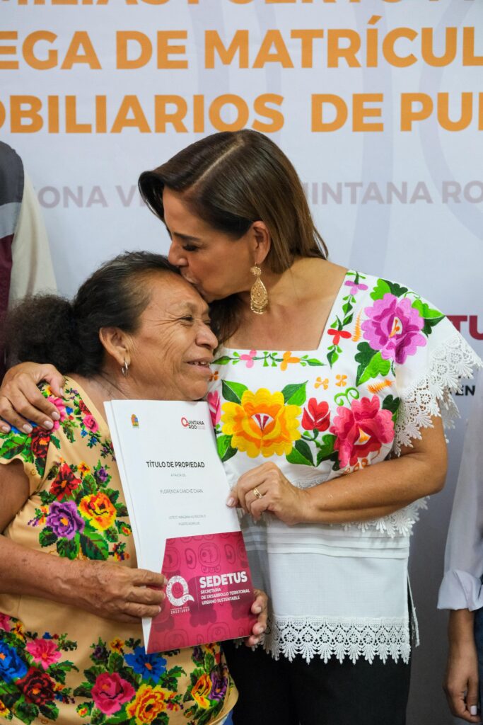 Tras décadas de espera, Mara Lezama entrega títulos de propiedad a familias de Leona Vicario