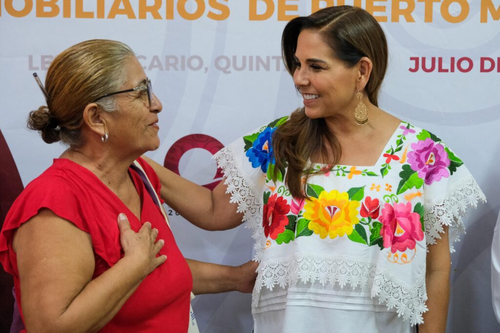 Tras décadas de espera, Mara Lezama entrega títulos de propiedad a familias de Leona Vicario