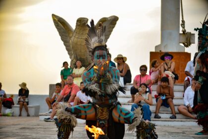 Turistas nacionales y extranjeros asisten al último Soul K’iin, en Xul