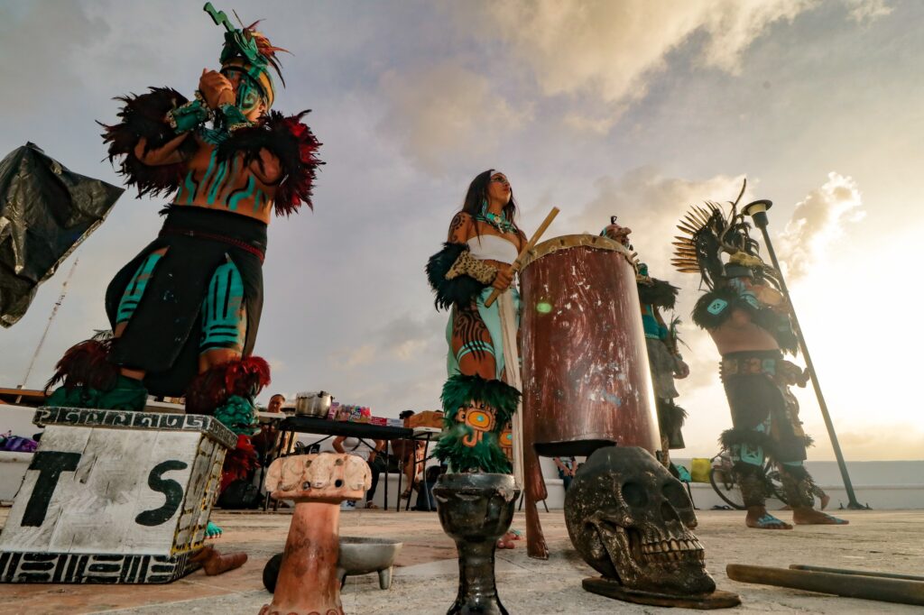 Turistas nacionales y extranjeros asisten al último Soul K’iin, en Xul