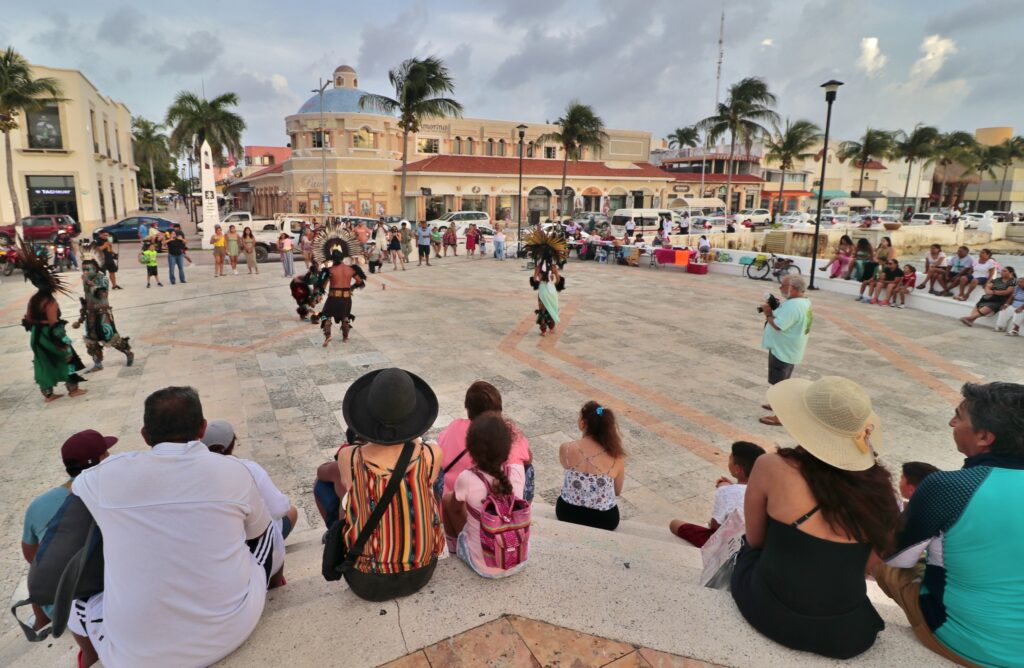 Turistas nacionales y extranjeros asisten al último Soul K’iin, en Xul