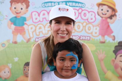 Atenea Gómez Ricalde convive con niñas y niños del curso de verano “Baaxlo’ob Paalalo’ob”