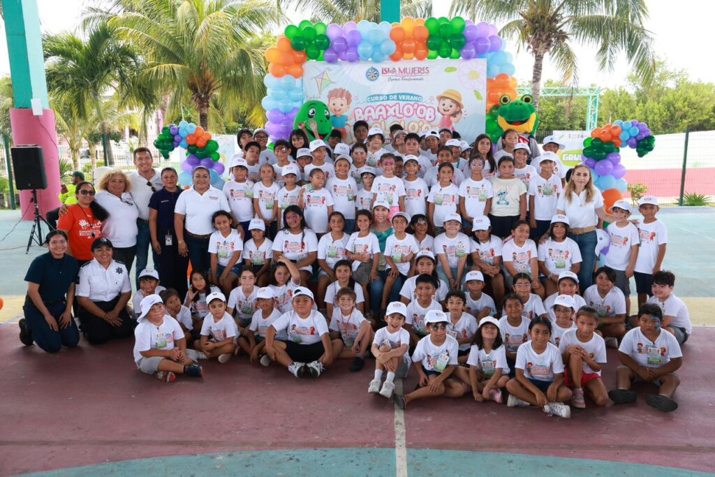 Atenea Gómez Ricalde convive con niñas y niños del curso de verano “Baaxlo’ob Paalalo’ob”