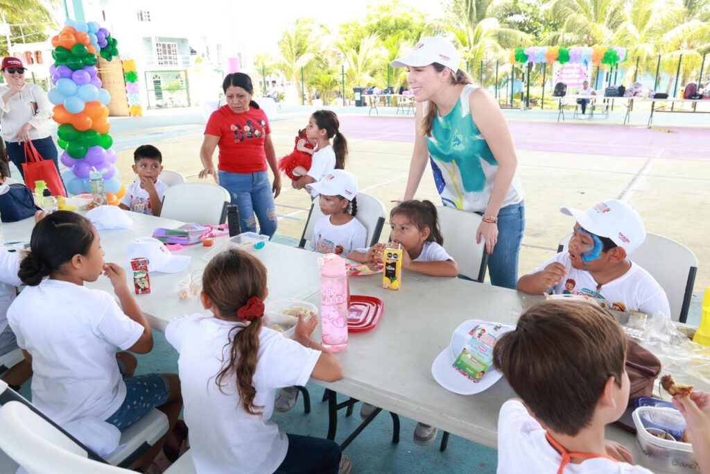 Atenea Gómez Ricalde convive con niñas y niños del curso de verano “Baaxlo’ob Paalalo’ob”