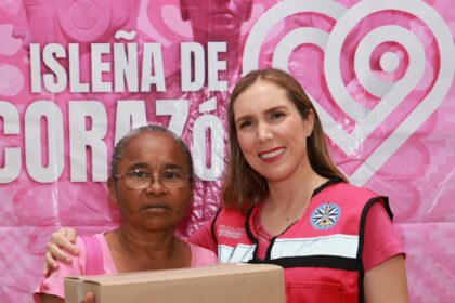 Atenea Gómez Ricalde entrega apoyos alimentarios del Programa “Isleña de Corazón” en Zona Continental