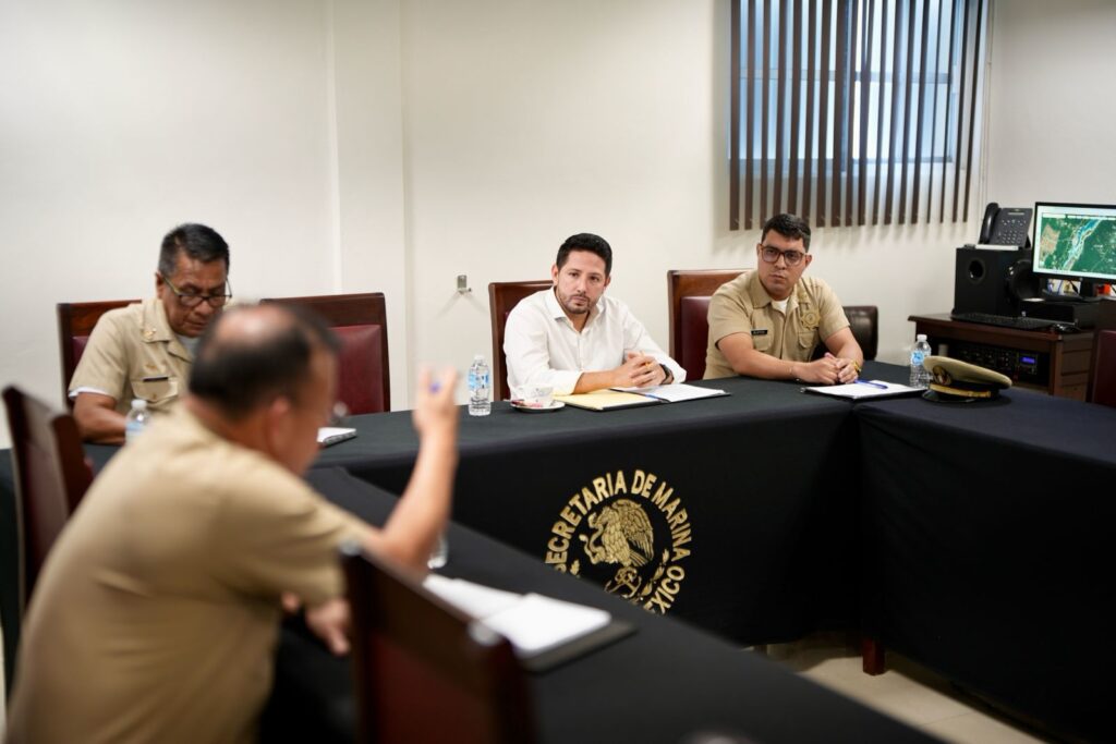 Se reúne Renán Sánchez Tajonar con autoridades navales para avanzar en la protección de la  Laguna de Bacalar