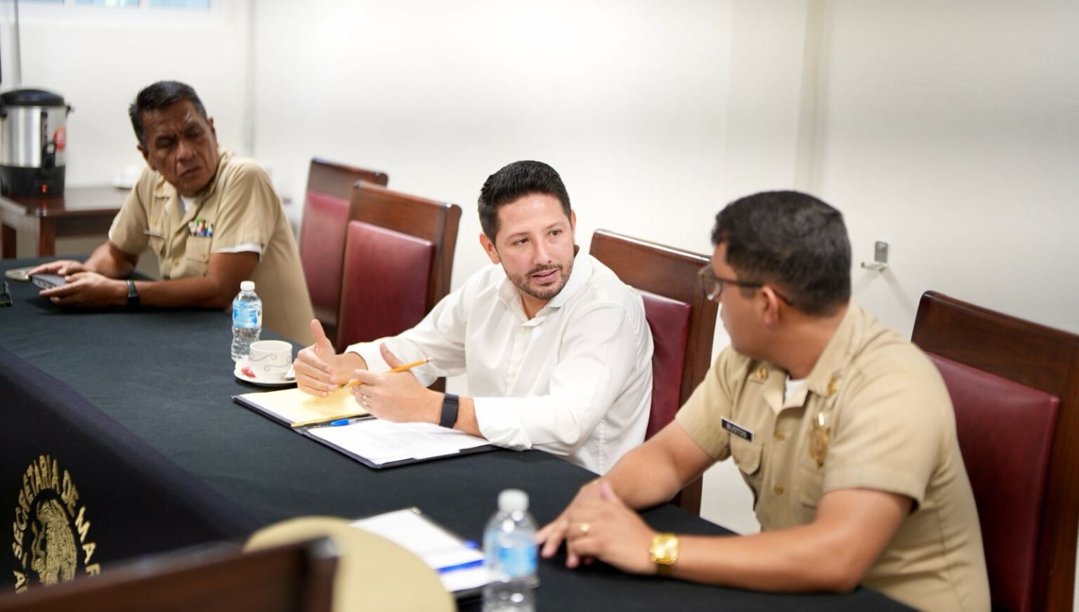 Se reúne Renán Sánchez Tajonar con autoridades navales para avanzar en la protección de la  Laguna de Bacalar