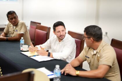 Se reúne Renán Sánchez Tajonar con autoridades navales para avanzar en la protección de la  Laguna de Bacalar