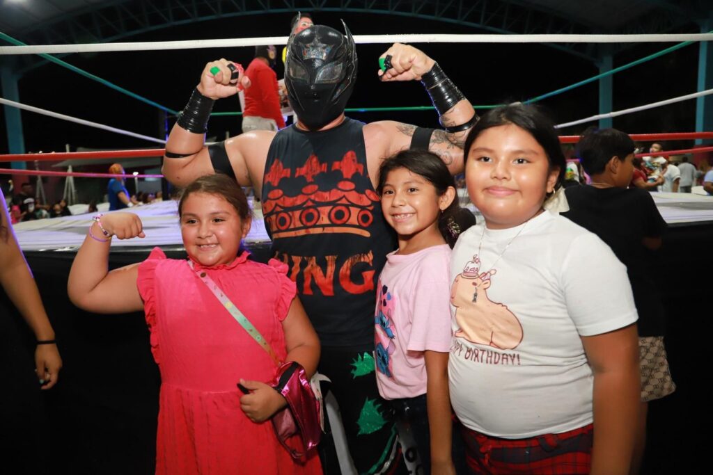 Lucha Libre “Furia en el Caribe” llena de emoción y unión familiar las Fiestas de Fundación de Isla Mujeres