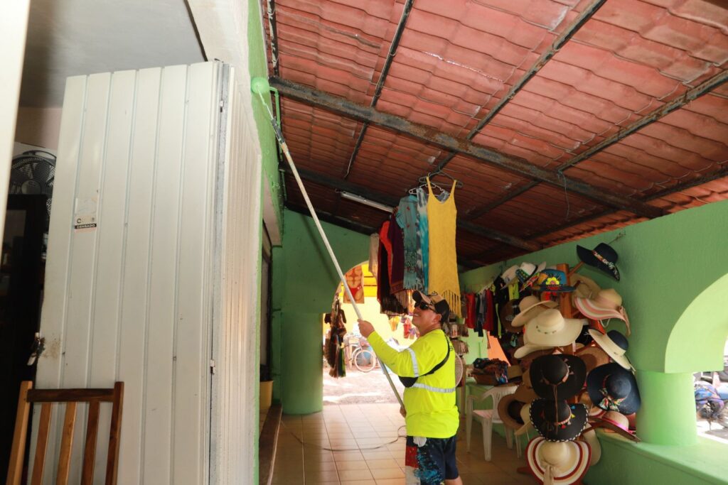 Gobierno de Isla Mujeres realiza trabajos de limpieza y mantenimiento en el mercado municipal “Javier Rojo Gómez”