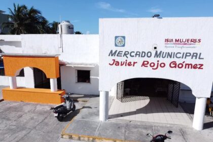 Gobierno de Isla Mujeres realiza trabajos de limpieza y mantenimiento en el mercado municipal “Javier Rojo Gómez”