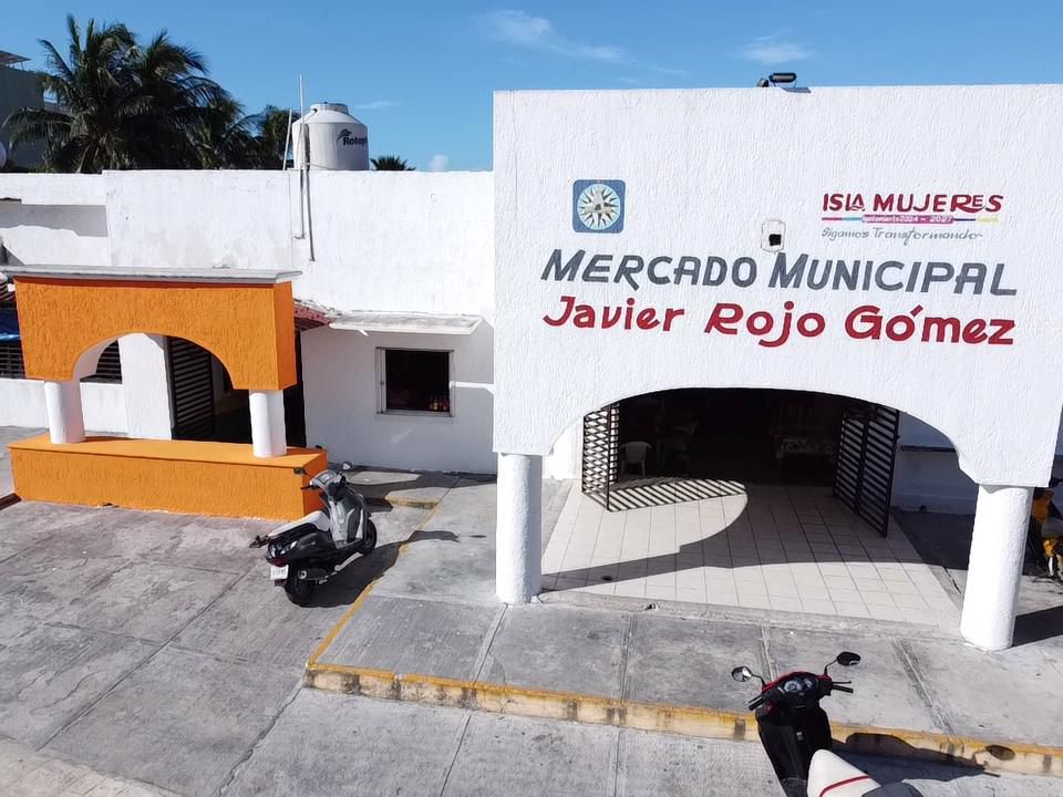 Gobierno de Isla Mujeres realiza trabajos de limpieza y mantenimiento en el mercado municipal “Javier Rojo Gómez”