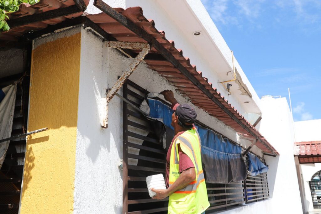 Gobierno de Isla Mujeres realiza trabajos de limpieza y mantenimiento en el mercado municipal “Javier Rojo Gómez”