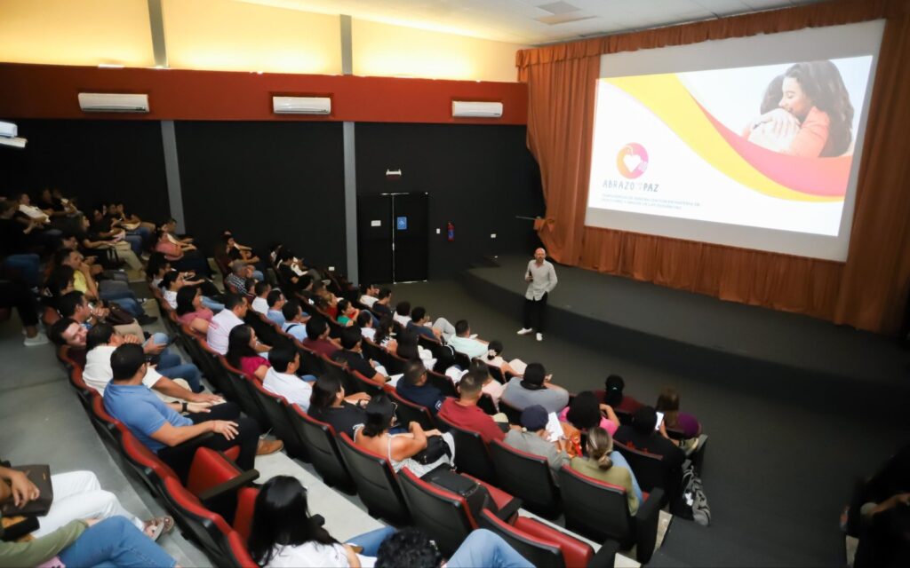 Diana Sosa asiste a la conferencia “Abrazo por la Paz” para fortalecer acciones de prevención en Cozumel