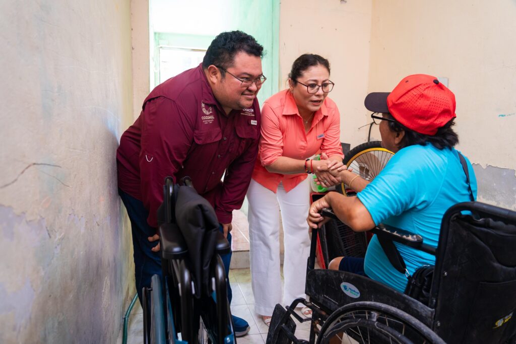 Chacón y Diana Sosa entregan de sillas de ruedas a personas con discapacidad