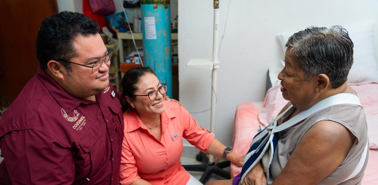 Chacón y Diana Sosa entregan de sillas de ruedas a personas con discapacidad