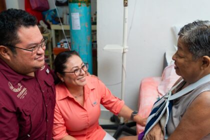 Chacón y Diana Sosa entregan de sillas de ruedas a personas con discapacidad