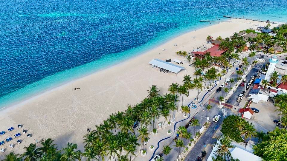 Gobierno de Isla Mujeres ondea con orgullo la Bandera Blue Flag para Playa Centro y Playa Norte