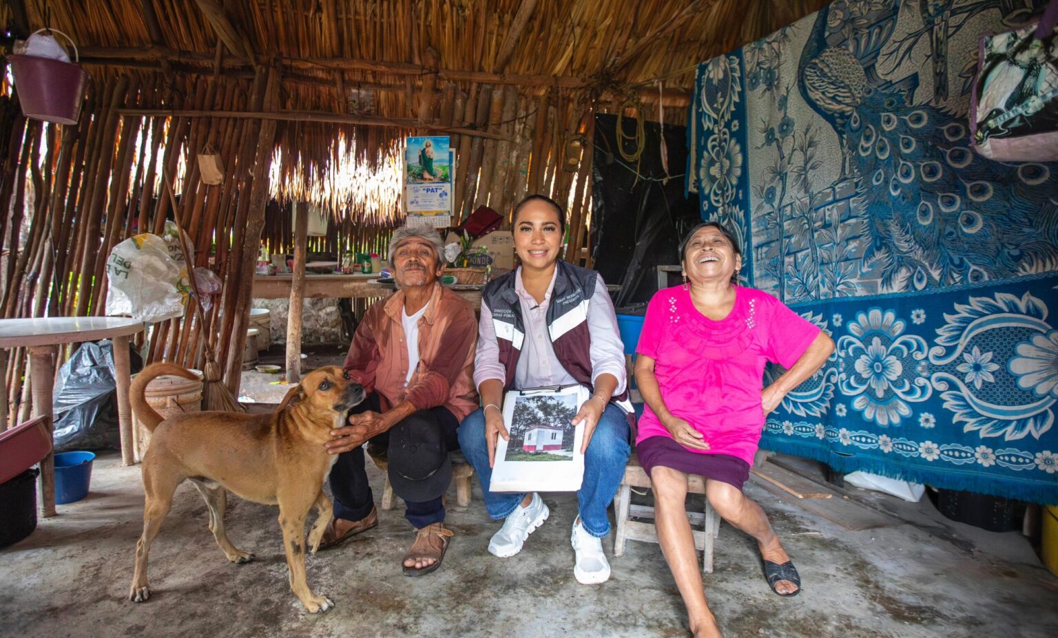 Mary Hernández supervisa construcción de nuevos cuartos dormitorios en Chan Santa Cruz