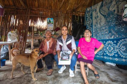 Mary Hernández supervisa construcción de nuevos cuartos dormitorios en Chan Santa Cruz