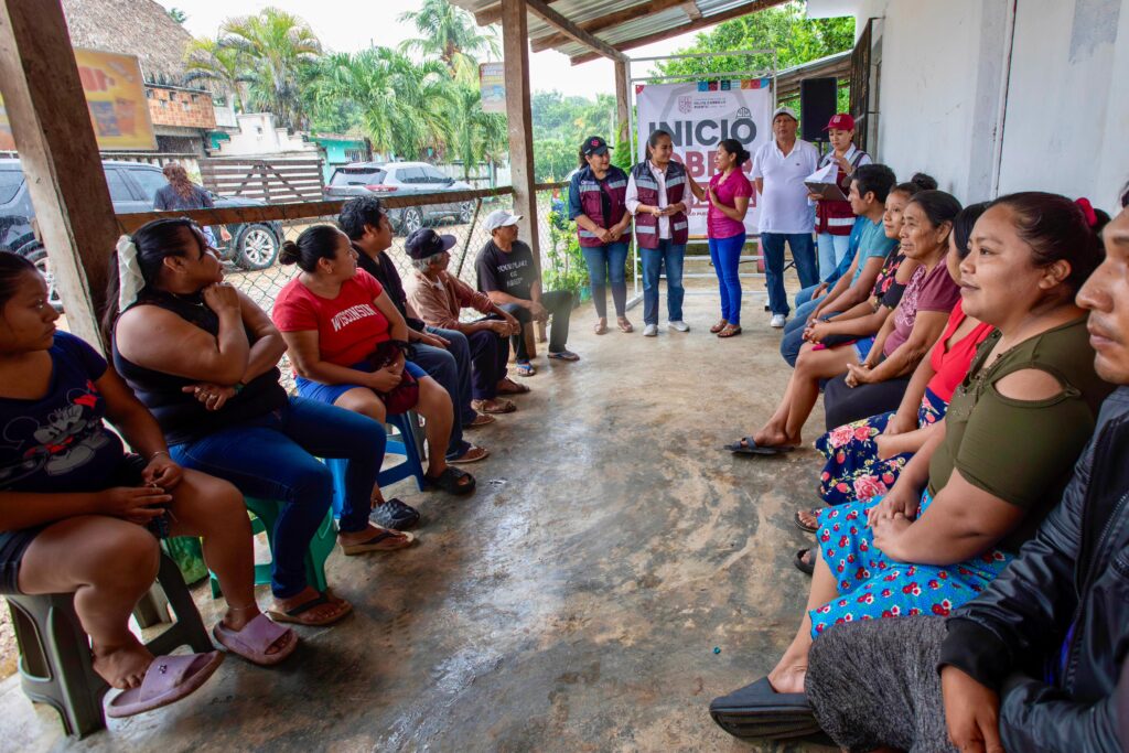 Mary Hernández supervisa construcción de nuevos cuartos dormitorios en Chan Santa Cruz