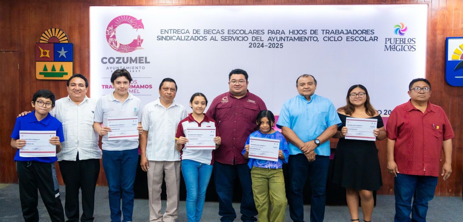 Ayuntamiento de Cozumel entrega becas escolares a hijos de trabajadores sindicalizados