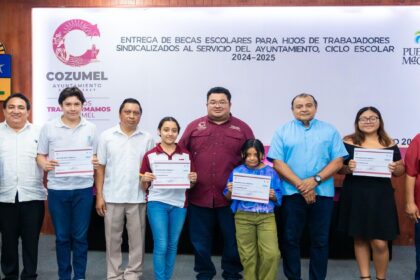 Ayuntamiento de Cozumel entrega becas escolares a hijos de trabajadores sindicalizados