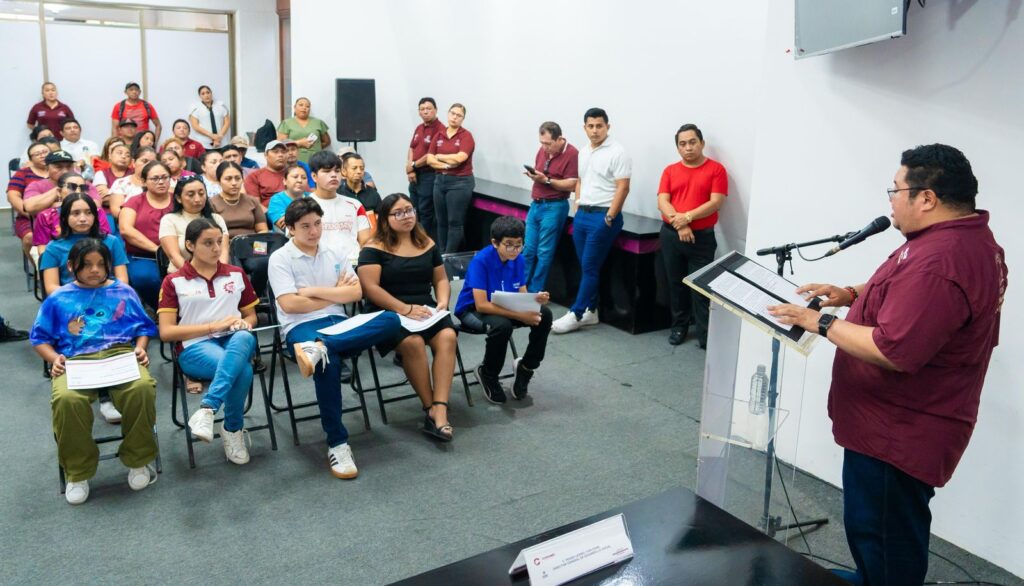 Ayuntamiento de Cozumel entrega becas escolares a hijos de trabajadores sindicalizados