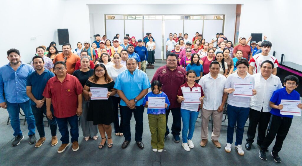 Ayuntamiento de Cozumel entrega becas escolares a hijos de trabajadores sindicalizados