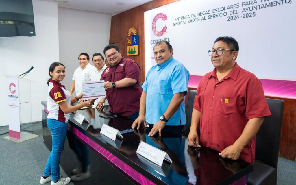 Ayuntamiento de Cozumel entrega becas escolares a hijos de trabajadores sindicalizados