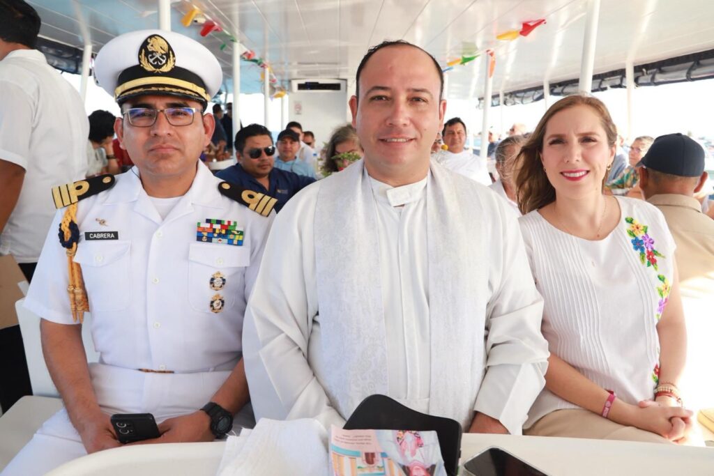 Atenea Gómez Ricalde participa en procesión marítima y ofrenda floral en honor a la Cruz de la Bahía