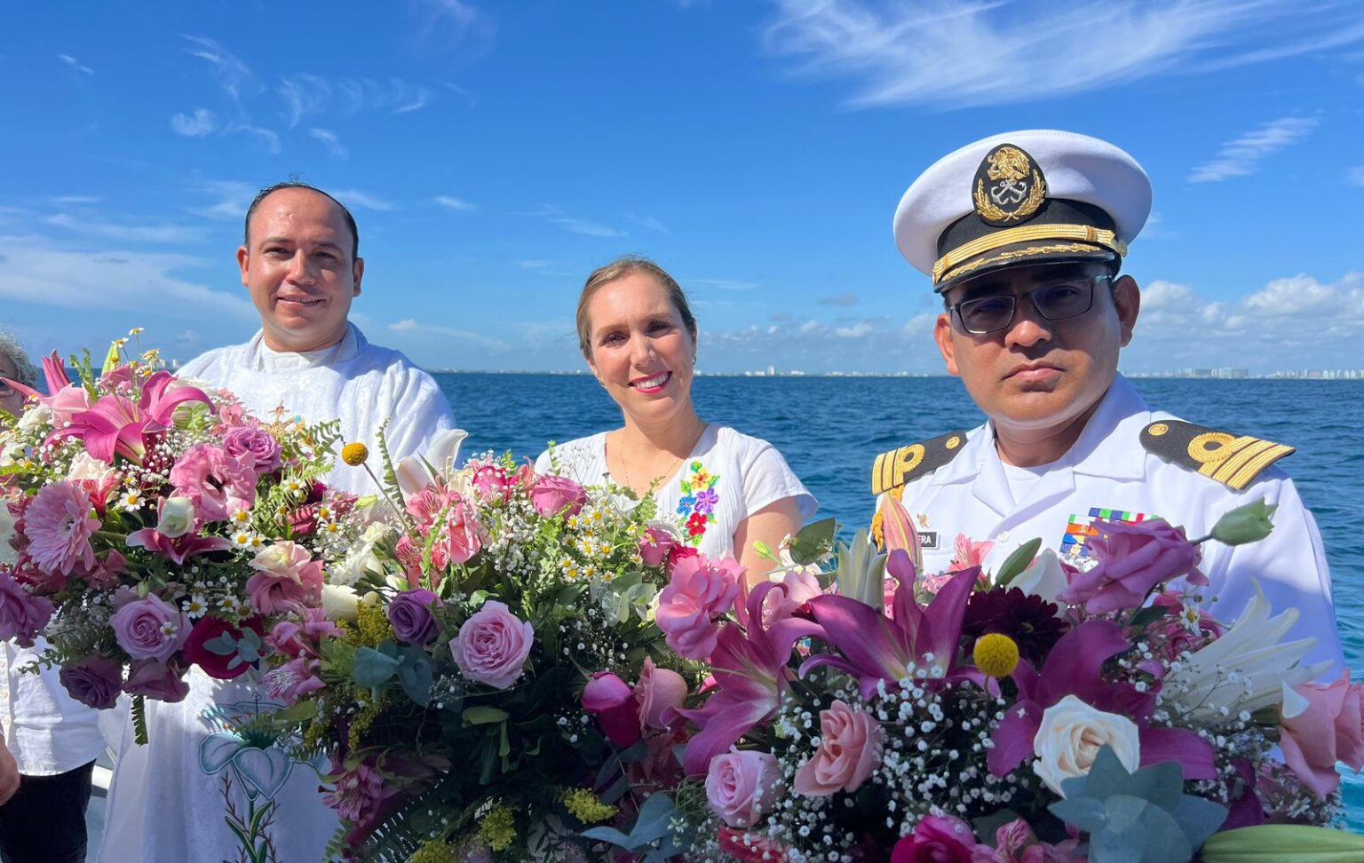 Atenea Gómez Ricalde participa en procesión marítima y ofrenda floral en honor a la Cruz de la Bahía
