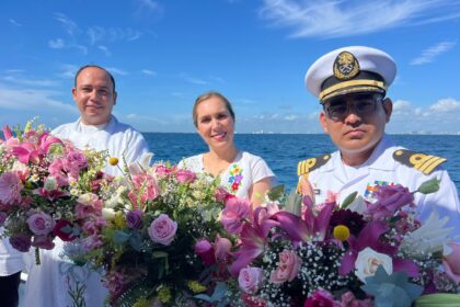 Atenea Gómez Ricalde participa en procesión marítima y ofrenda floral en honor a la Cruz de la Bahía