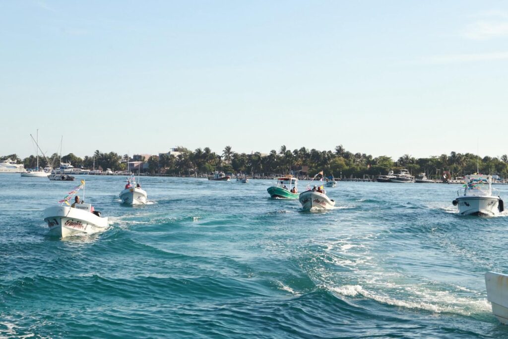 Atenea Gómez Ricalde participa en procesión marítima y ofrenda floral en honor a la Cruz de la Bahía