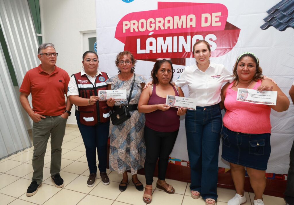 Gobierno de Isla Mujeres entrega láminas para fortalecer hogares de familias vulnerables en Ciudad Mujeres
