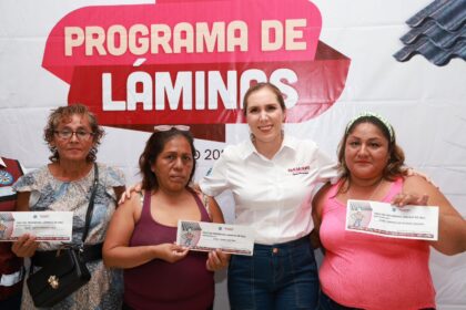 Gobierno de Isla Mujeres entrega láminas para fortalecer hogares de familias vulnerables en Ciudad Mujeres