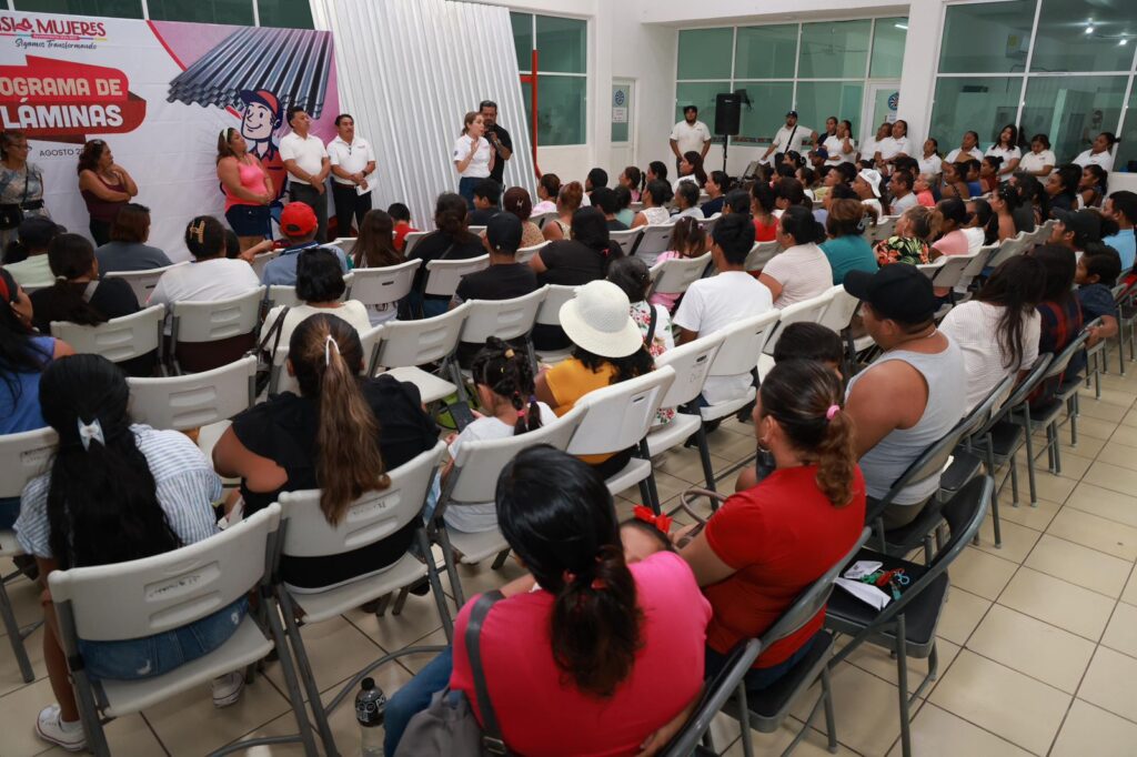 Gobierno de Isla Mujeres entrega láminas para fortalecer hogares de familias vulnerables en Ciudad Mujeres