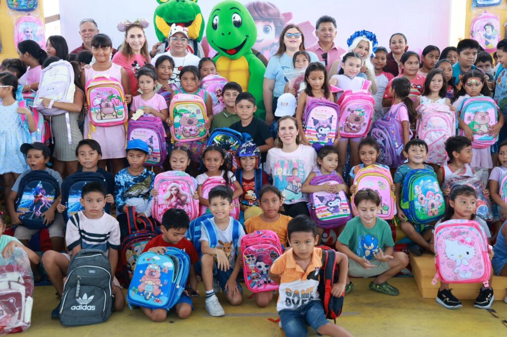 Atenea Gómez Ricalde entrega inicia la entrega de mochilas a niñas y niños de Isla Mujeres
