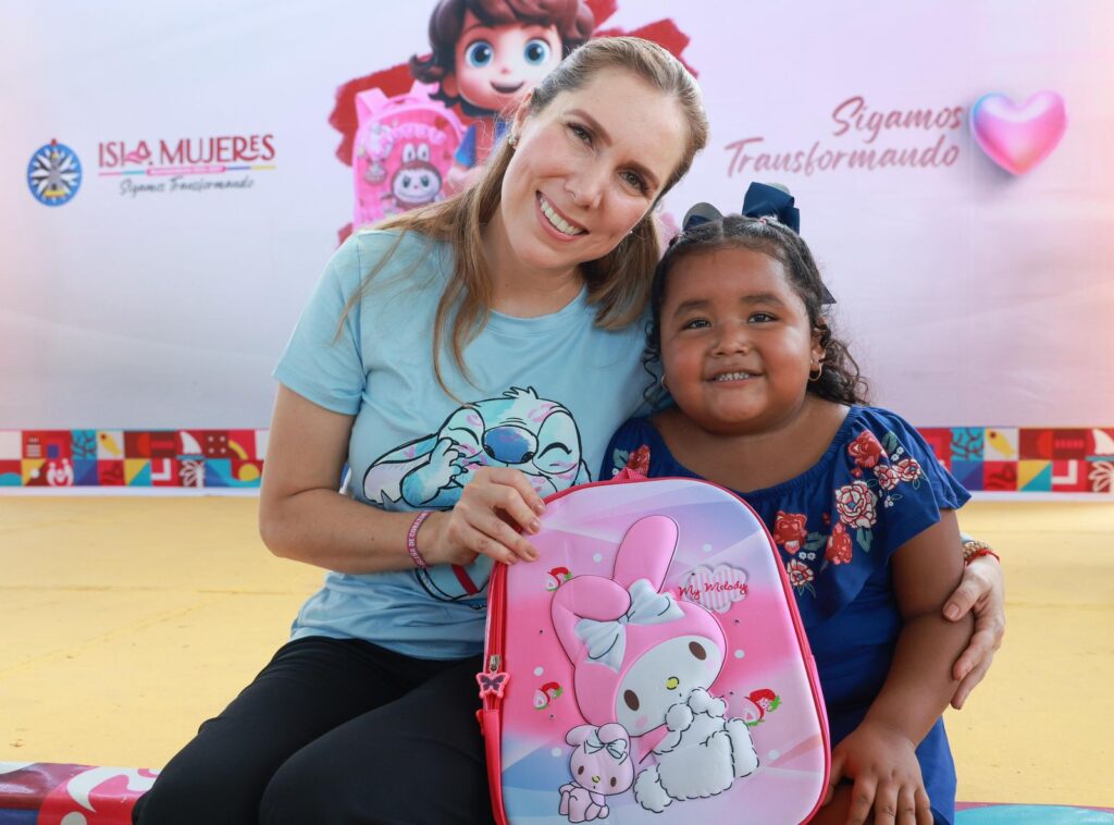 Atenea Gómez Ricalde entrega inicia la entrega de mochilas a niñas y niños de Isla Mujeres