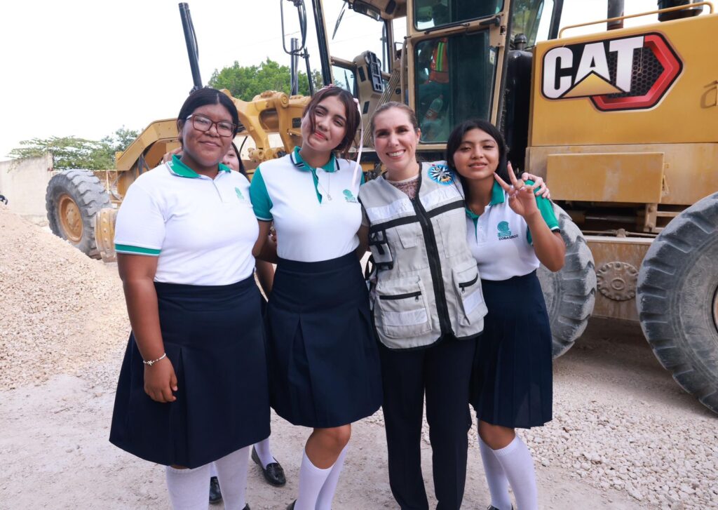 Atenea Gómez Ricalde inicia obra de pavimentación en el acceso al Colegio de Bachilleres de Ciudad Mujeres