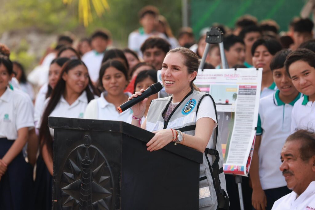 Atenea Gómez Ricalde inicia obra de pavimentación en el acceso al Colegio de Bachilleres de Ciudad Mujeres