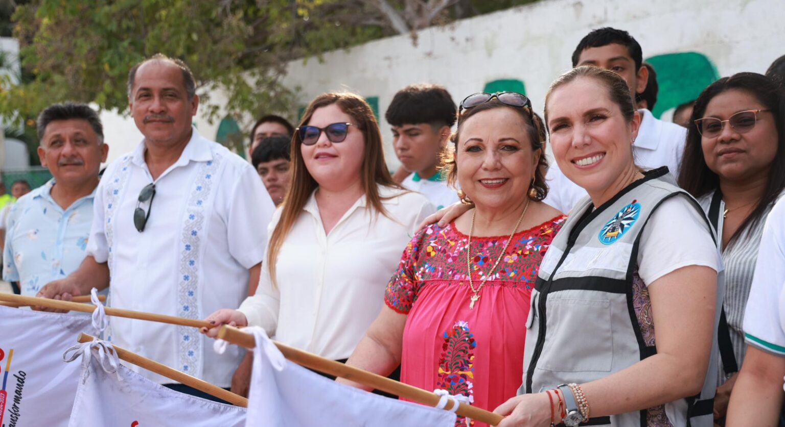 Atenea Gómez Ricalde inicia obra de pavimentación en el acceso al Colegio de Bachilleres de Ciudad Mujeres