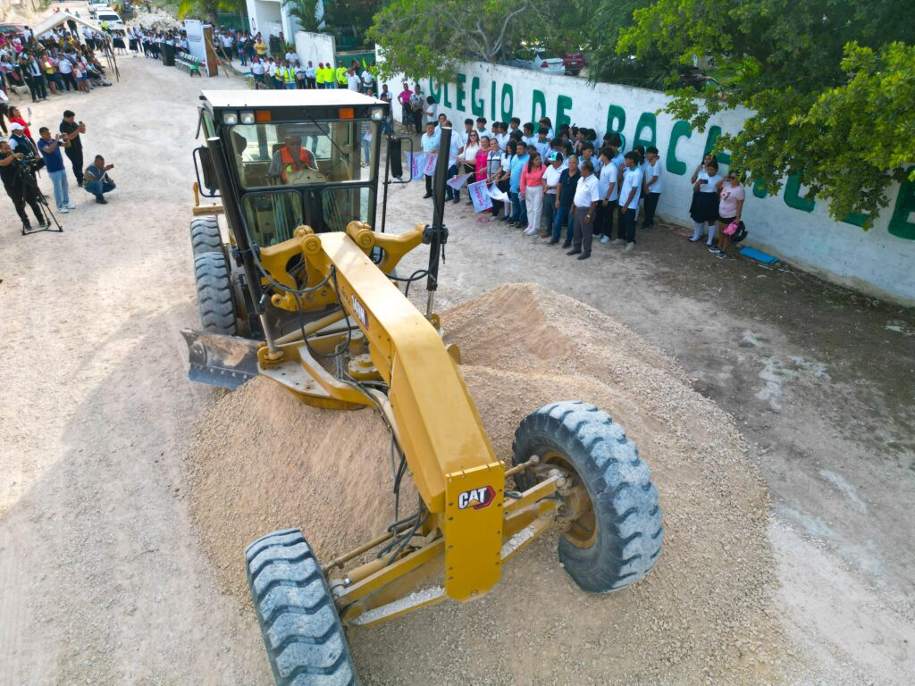 Atenea Gómez Ricalde inicia obra de pavimentación en el acceso al Colegio de Bachilleres de Ciudad Mujeres