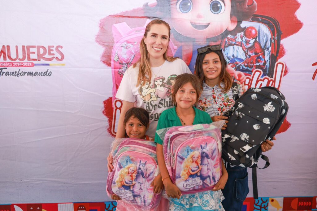 Gobierno de Isla Mujeres entrega 5 mil mochilas y 200 computadoras a estudiantes como parte del programa “Transformando la Educación”