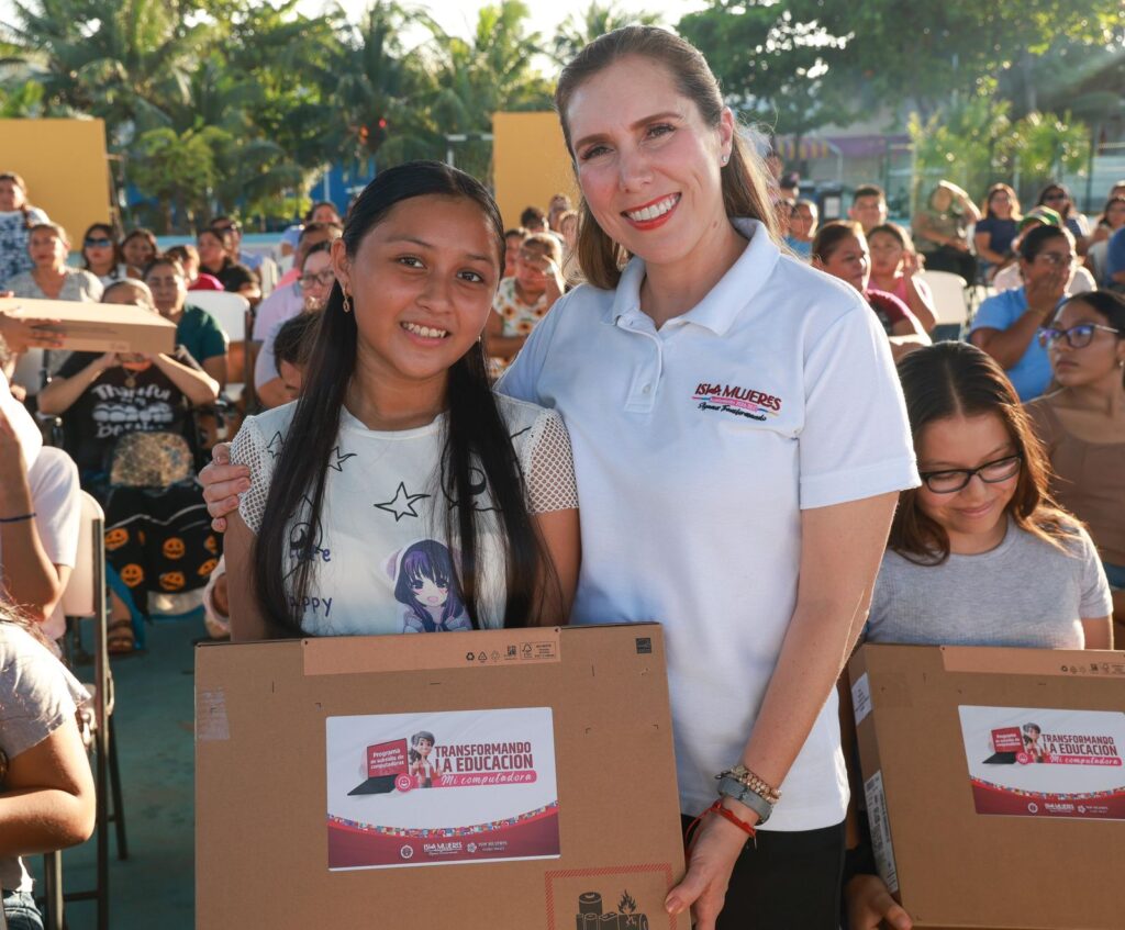 Gobierno de Isla Mujeres entrega 5 mil mochilas y 200 computadoras a estudiantes como parte del programa “Transformando la Educación”