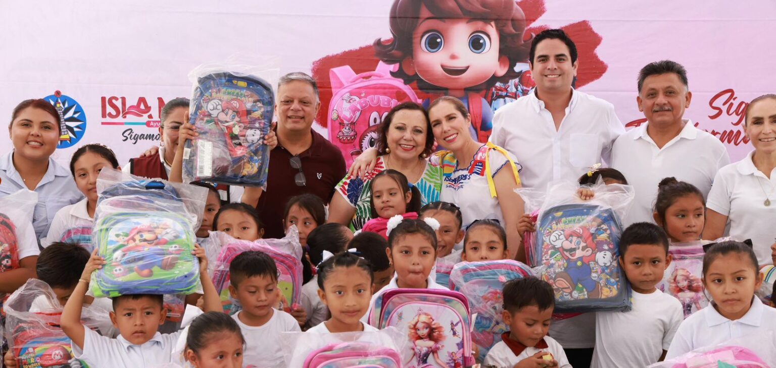 Atenea Gómez Ricalde entrega mochilas nuevas en Zona Agrícola y Francisco May