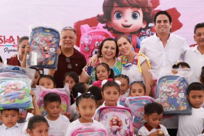 Atenea Gómez Ricalde entrega mochilas nuevas en Zona Agrícola y Francisco May